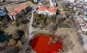 Raudonai nudažytas tvenkinys prie Rusijos ambasados