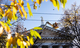 Sugrąžintos skulptūros ant Vilniaus evangelikų reformatų bažnyčios stogo