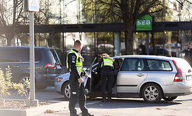 Konstitucijos pr. &bdquo;Volvo" partrenkė vežimėlį su kūdikiu