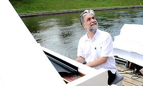 Petras Geniu&scaron;as plauste grodamas fortepijonu pristatė &bdquo;Piano.lt&ldquo; vasaros festivalį