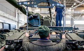 Generolo Romualdo Giedraičio artilerijos bataliono kariai apmoko Ukrainos mechanikus remontuoti savaeiges haubicas &bdquo;PzH 2000&ldquo;.