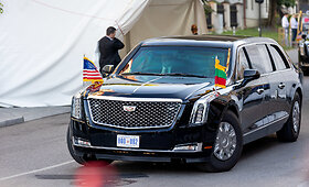 Joe Bideno limuzinas &bdquo;The Beast&ldquo; ir jo palydos automobiliai Vilniuje