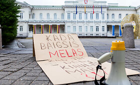 Prie prezidentūros vyko žaliųjų partijos demonstracija dėl naktinių taikiklių