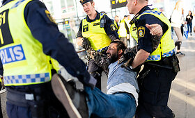 Likus valandai iki &bdquo;Eurovizijos&ldquo; finalo prie Malmės arenos policija sulaikė kelias de&scaron;imtis Palestinos rėmėjų