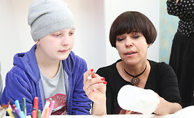Nomeda Marčėnaitė sergančius vaikus mokė pie&scaron;ti ant puodelių