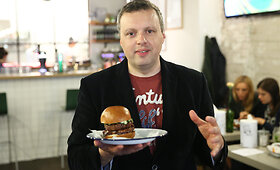 Andrius Užkalnis pristatė savo mėsainio &bdquo;Nekritikuojamas burgeris&ldquo; receptą