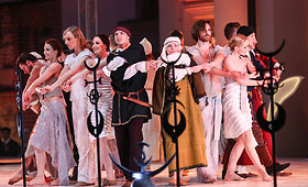 Atkurti baltų genčių kostiumai teatralizuotai pristatyti Valdovų rūmų kieme