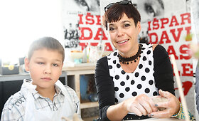 Nomeda Marčėnaitė mokė vaikus lipdyti i&scaron; molio