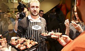 Pramogų ir verslo gurmanai Vilniuje atidarė mėsinę &bdquo;Steak Supply&ldquo;