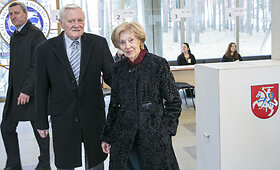 Valdas Adamkus su žmona Alma balsavo rinkimų antrajame ture