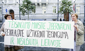 Piketas dėl teismų priimtų sprendimų, susijusių su tautinių mažumų mokyklų pertvarka