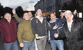 Futbolo sirgaliai rinkosi i LFF stadioną stebėti rungtynių tarp Lietuvos ir Anglijos rinktinių