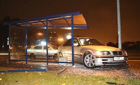 Vilniuje į stotelę trenkėsi BMW