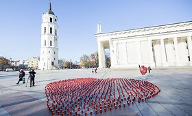 Katedros aik&scaron;tėje suliepsnojo 1353 žvakelės už mirusius ir gyvus donorus