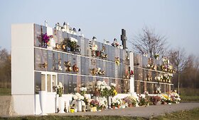 Kolumbariumas Vilniaus Liepynės kapinėse skęsta gėlėse