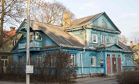 I&scaron; tolo &scaron;viečiantis mėlynas namas Vilniaus Žvėryne