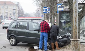 Avarijos Žalgirio gatvėje metu &bdquo;Opel&ldquo; taranavo autobusų stotelę