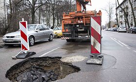 Naugarduko gatvėje atsivėre smegduobė