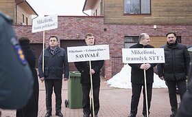 &bdquo;Tvarkos ir teisingumo&ldquo; partijos narių piketas prie prokuroro Irmanto Mikelionio namų Vilniaus rajone