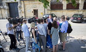 Žurnalistai laukia Raimondo Kurlianskio paleidimo