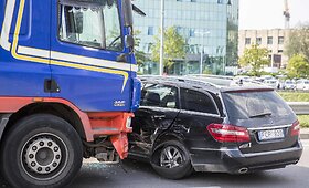 Vilniuje sunkvežimis &bdquo;apsuko&ldquo; mersedesą