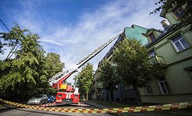 Vilniuje pro daugiabučio namo pastogę veržiasi dūmai