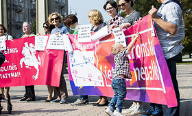 Prie Seimo - piketas dėl pagalbinio apvaisinimo