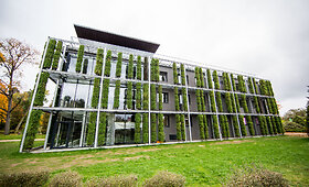 Vilniaus universiteto botanikos sode pristatytas renovuotas administracinis pastatas