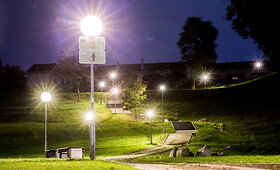 I&scaron;tu&scaron;tėjusios Vilniaus gatvės rudens vakarą