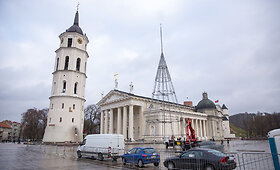 Vilniaus Katedros aik&scaron;tėje jau pradėta statyti Kalėdų eglė