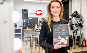 Ievos Mitigailienės knygos &bdquo;Makiažo formulės&ldquo; pristatyme Laura Imbrasienė tapo makiažo modeliu