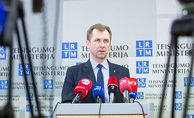 Teisingumo viceministro Raimondo Bak&scaron;io brifingas