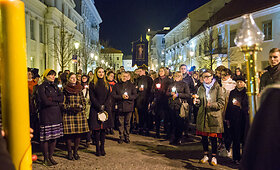 &Scaron;viesos kelio procesija i&scaron; Au&scaron;ros Vartų į Dievo Gailestingumo &scaron;ventovę