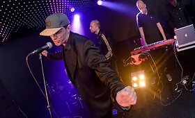 Grupė &bdquo;Happyendles&ldquo; uostamiesčio klube užkūrė tikrą pirtį