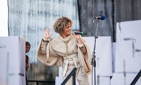 Lola Sakanis su &bdquo;July-Veruz&ldquo; &scaron;okėjais pristatė graikų kultūrą 