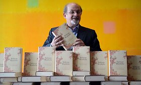 &bdquo;&Scaron;ėtoni&scaron;kų eilių&ldquo; autorius Salmanas Rushdie i&scaron;leido autobiografinę knygą