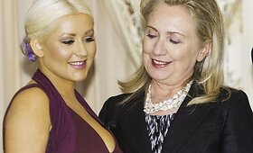Hillary Clinton Christinai Aguilerai įteikė garbingą apdovanojimą