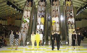 &bdquo;Louis Vuitton&ldquo; &scaron;achmatinę pavasario kolekciją pristatė ant eskalatorių