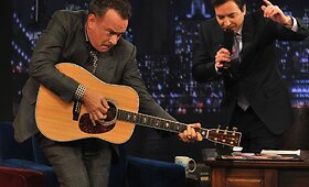 Tomas Hanksas pademonstravo, kaip moka groti gitara