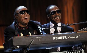 Eddie Murphy i&scaron;skirtiniame &scaron;ou uždainavo su Stevie Wonderiu