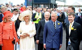 Princas Charlesas ir hercogienė Camilla stebėjo grandiozines Melburno žirgų lenktynes