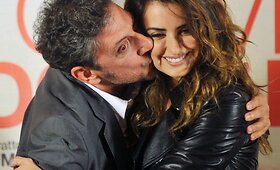 Dramos &bdquo;Dukart gimusi&ldquo; premjerai Penelope Cruz pasirinko dvi skirtingas aprangas