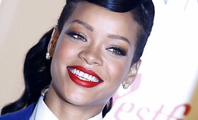 Londone vie&scaron;ėjusi Rihanna pasipuo&scaron;ė stilingu marinistiniu kostiumėliu