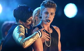 Vienoje scenoje &ndash; kanadiečių popmuzikos princas Justinas Bieberis ir princesė Carly Rae Jepsen