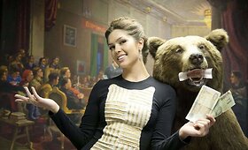 &bdquo;Mis Rusija&ldquo; Jelizaveta Golovanova pozavo su me&scaron;ka paveikslo su Vladimiru Leninu fone