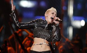 Trumpaplaukė Miley Cyrus įkūnijo pankroko legendą Billy Idolą 