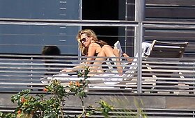 Kate Moss Karibų saule mėgavosi vie&scaron;bučio balkone