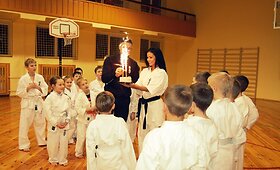 Karatė čempionui Dariui Petrikauskui &ndash; specialus Indrės Burlinskaitės ir jo auklėtinių sveikinimas