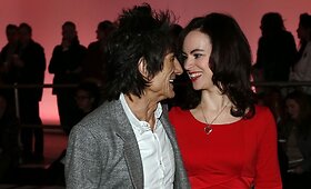 Ronnie Woodas su jaunąja žmona domėjosi vyrų mada