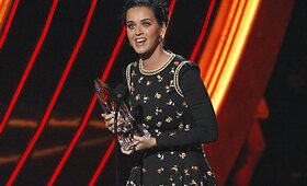 Žmonių simpatijų apdovanojimuose Los Andžele triumfavo Katy Perry ir &bdquo;Bado žaidynės&ldquo;